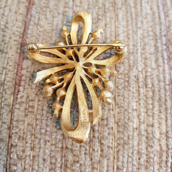 Vintage Trifari Gold Tone Brooch with Faux Pearls and Rhinestones - Picture 4 of 5